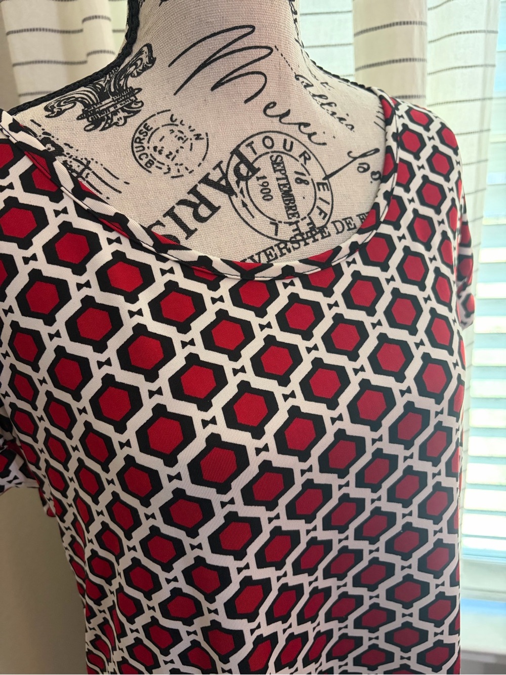 Zuyleka Rivera Geometric Print Short Sleeve Top - Red & Black - Picture 2 of 5